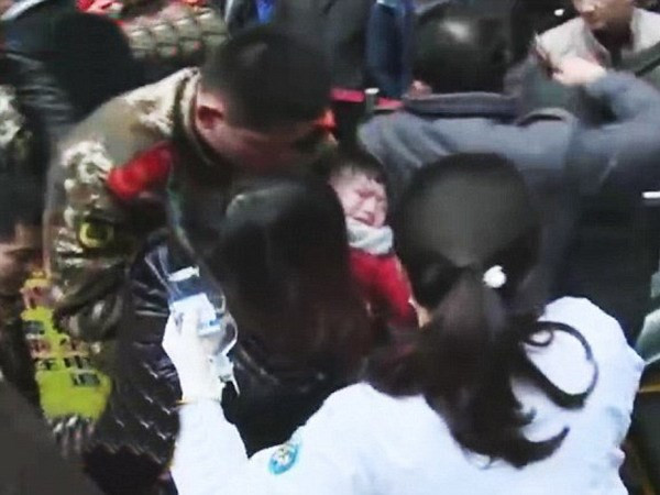 Trung Quốc: Bé gái 2 tuổi bị kẹt tay ở thang cuốn