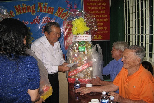 Chánh án TANDTC Trương Hòa Bình tặng quà Tết cho các hộ nghèo