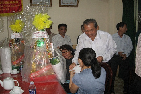 Chánh án TANDTC Trương Hòa Bình tặng quà Tết cho các hộ nghèo