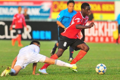 Ấn tượng vòng 8 V-League: sai lầm của trọng tài và những màn đấu võ