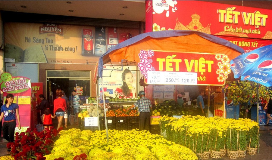 Người tiêu dùng Sài Gòn thong dong đi siêu thị sắm Tết