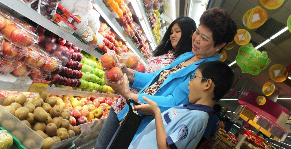 Người tiêu dùng chọn mua táo organic tại một Co.opmart ở Q.10