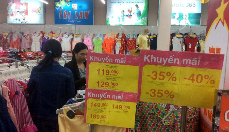 Hàng may mặc đang giảm giá mạnh tại siêu thị Co.opmart Nguyễn Đình Chiểu