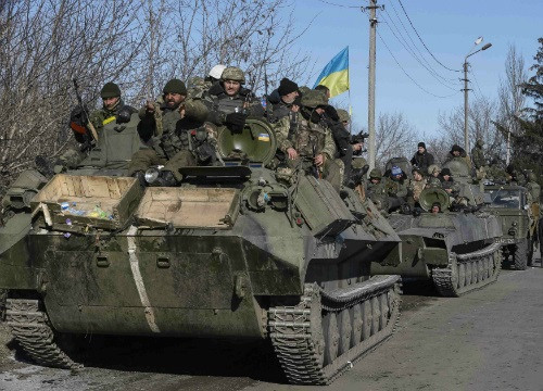 Tổng thống Ukraine: Kiev đã rút binh sĩ khỏi thị trấn chiến lược