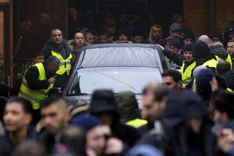 Hàng trăm người tham dự lễ an táng tay súng vụ tấn công “kiểu Charlie Hebdo”
