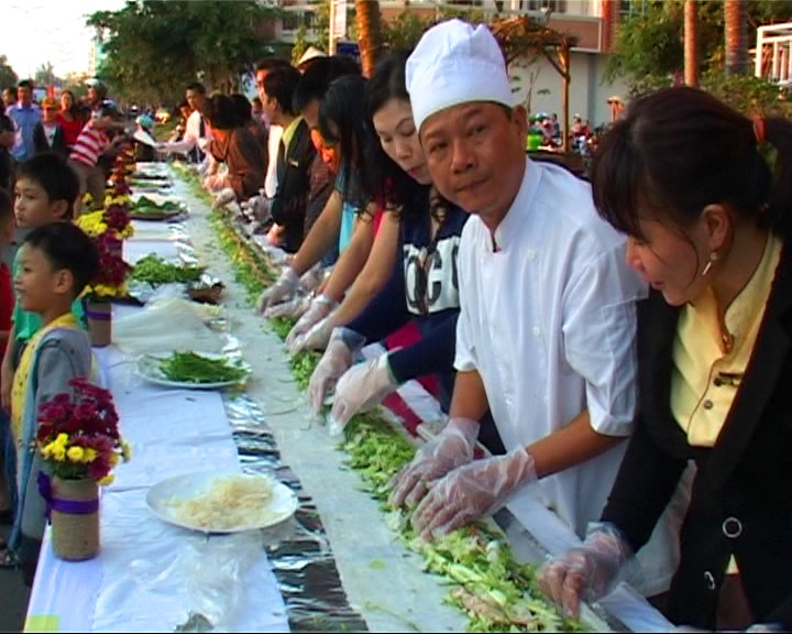 Phú Yên: Làm cuốn bánh chả dê “khủng” dài 40 mét