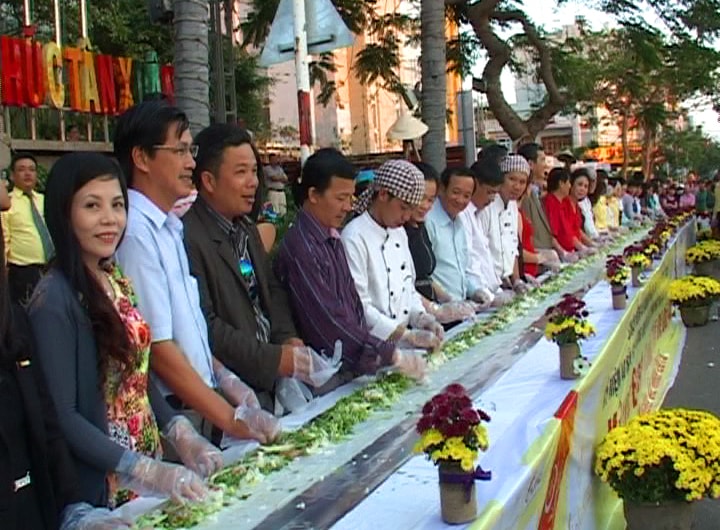 Phú Yên: Làm cuốn bánh chả dê “khủng” dài 40 mét