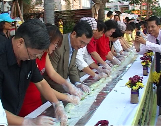 Phú Yên: Làm cuốn bánh chả dê “khủng” dài 40 mét