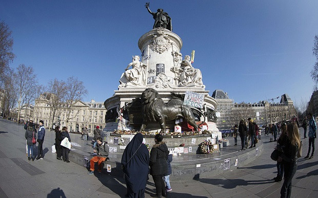 Đài tưởng niệm nạn nhân vụ Charlie Hebdo tại Paris bị phá hủy