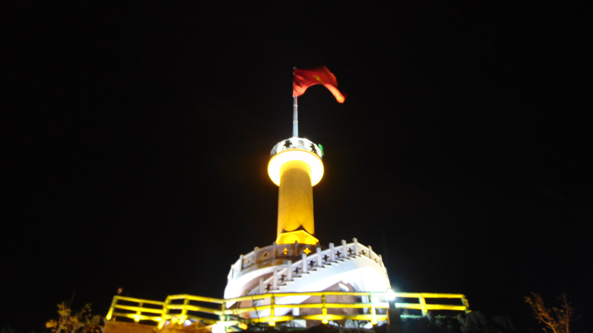 Cột cờ với lá cờ Tổ quốc luôn tung bay trong sương gió là biểu tượng chính trị văn hóa của tỉnh Lạng Sơn, là niềm tự hào mới của người dân thành phố Lạng Sơn 