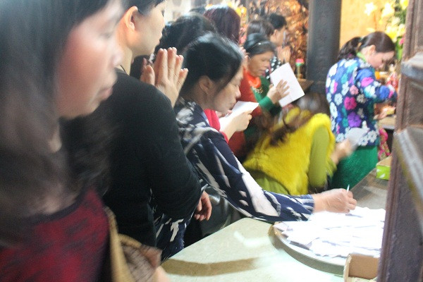 Hà Nội: Người dân đổ xô lên chùa đăng ký dâng sao giải hạn