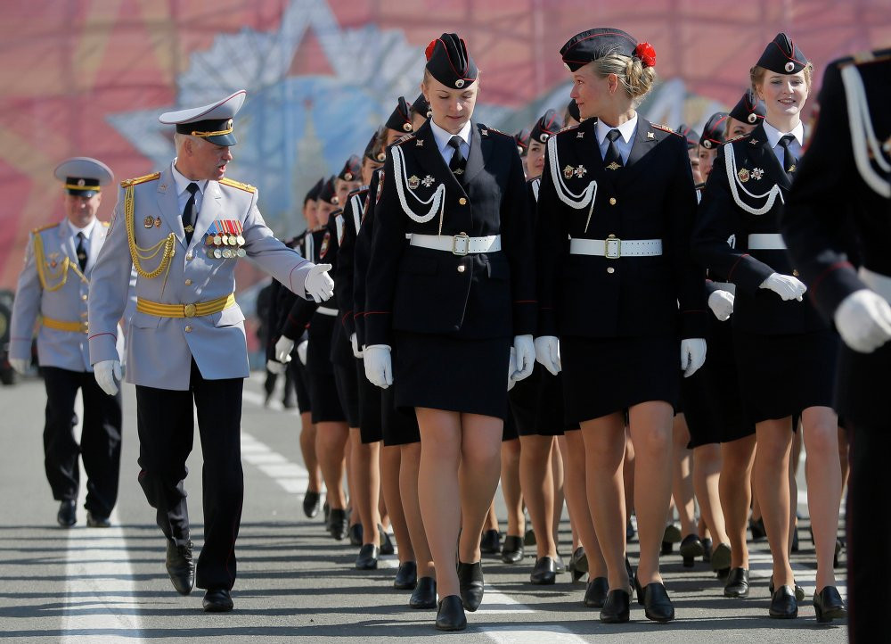 Son môi hồng và súng AK: Những bóng hồng trong lực lượng vũ trang Nga  