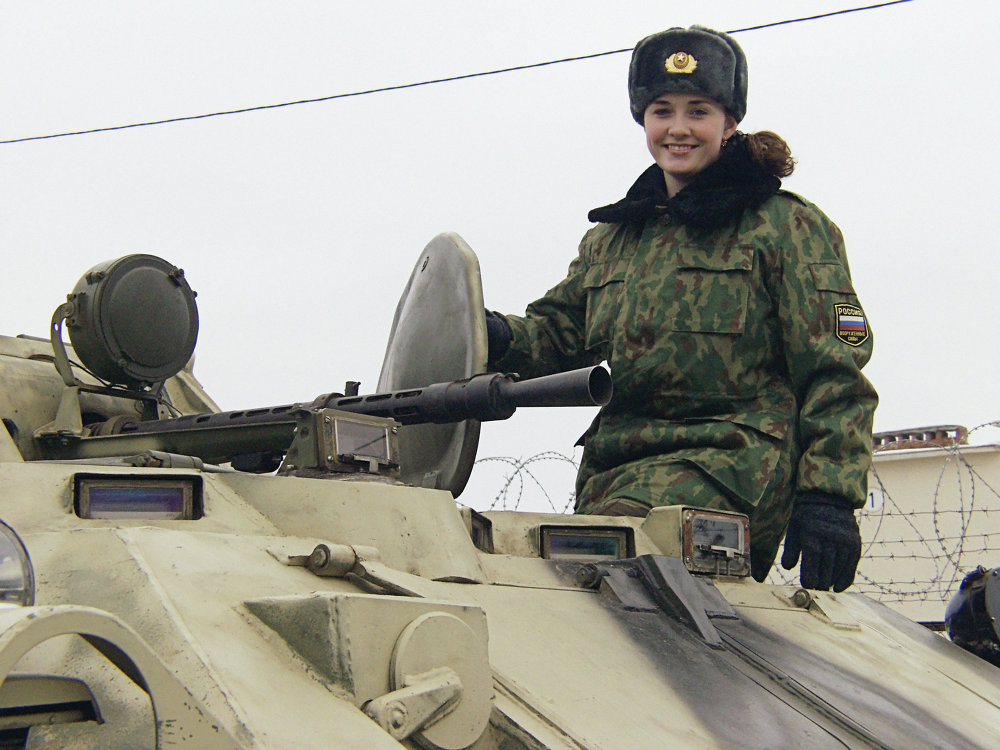 Son môi hồng và súng AK: Những bóng hồng trong lực lượng vũ trang Nga  