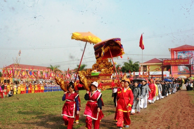 “Vua” xắn quần, lội ruộng đi cày trong lễ hội Tịch Điền