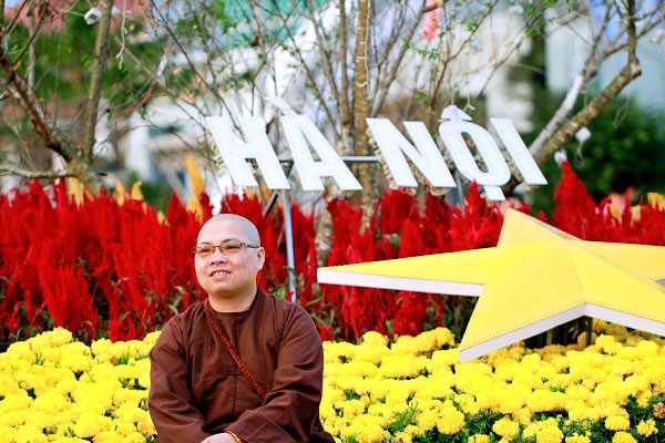 Tăng ni phật tử cũng chụp hình với bản đồ hoa lớn nhất Việt Nam thể hiện lòng yêu nước của mình