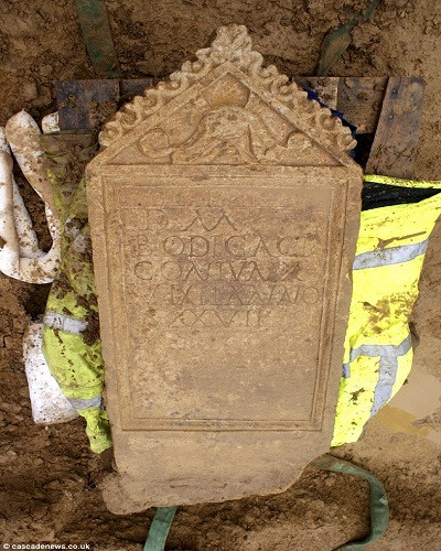 Phát hiện bia mộ La Mã kèm hộp sọ cực hiếm tại Anh