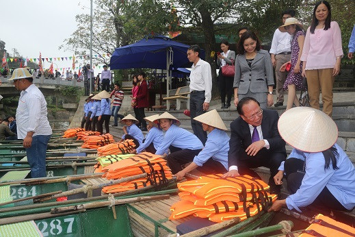 Bộ trưởng Văn hóa kiểm tra đột xuất công tác tổ chức lễ hội tại Ninh Bình