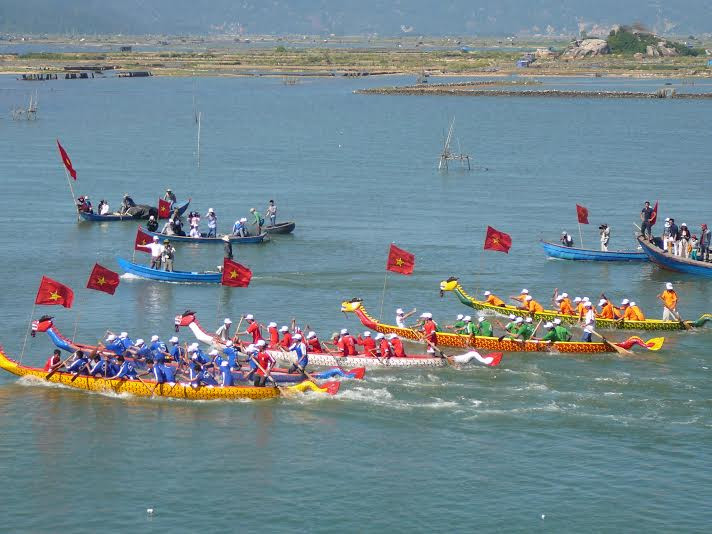 Phú Yên: Hàng nghìn người xem lễ hội sông nước Đà Nông