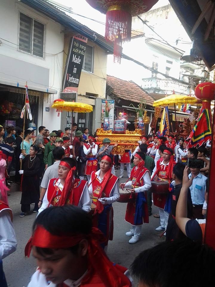 Dân Làng Phú Đô “đóng cửa” đi xem...kiệu bay