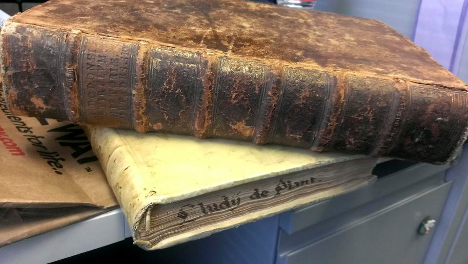 Sách cổ 400 tuổi bị đánh cắp ở Ý, tìm thấy ở California