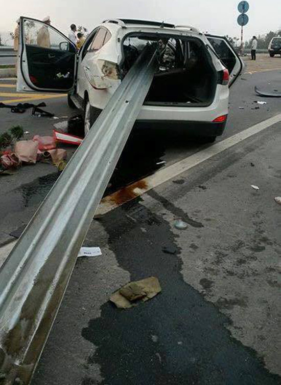 Tai nạn kinh hoàng: Lan can cao tốc xuyên thủng ô tô