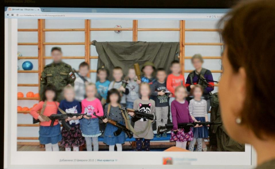 Trẻ mẫu giáo Nga gây bão mạng khi cầm súng AK-47 giả chụp hình