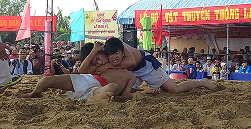 Lễ hội đấu vật Làng Sình đầu năm tại Thừa Thiên Huế