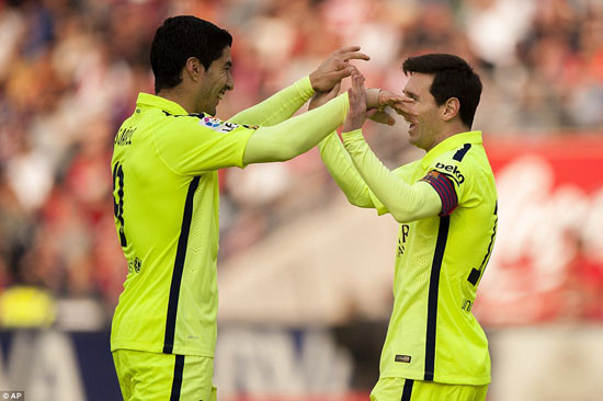 Cận cảnh Barcelona đánh bại Granada: Suarez tìm lại chính mình