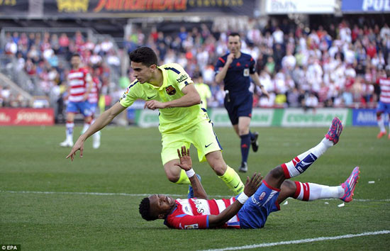 Cận cảnh Barcelona đánh bại Granada: Suarez tìm lại chính mình