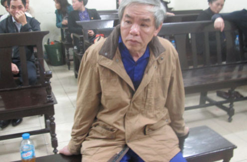 Cựu Phó tổng giám đốc Tập đoàn Nam Cường được dìu ra hầu tòa