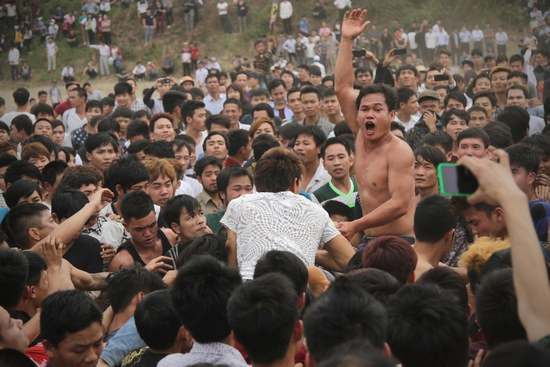 Hàng trăm thanh niên giẫm đạp lên nhau cướp phết Hiền Quan