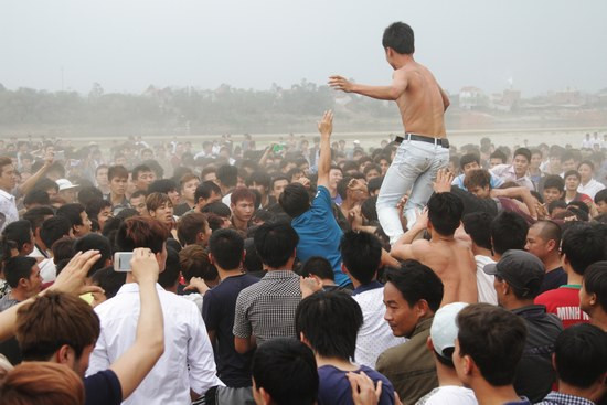 Hàng trăm thanh niên giẫm đạp lên nhau cướp phết Hiền Quan