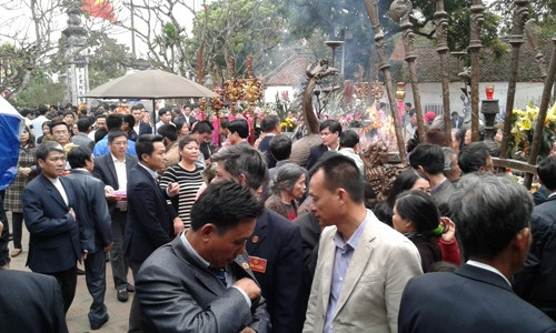 Hàng vạn người dân nô nức đổ về đền Trần trước giờ khai ấn