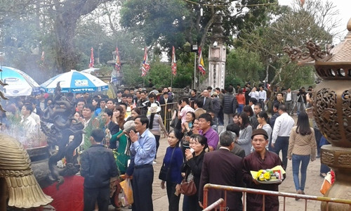 Hàng vạn người dân nô nức đổ về đền Trần trước giờ khai ấn