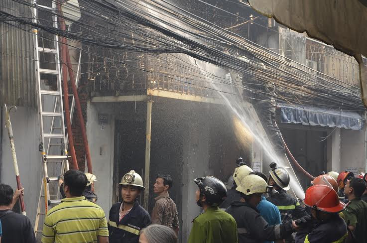 Cửa hàng tạp hóa bốc cháy dữ dội sau tiếng nổ lớn