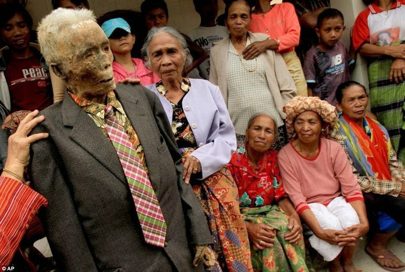 Ghé thăm bộ lạc có nghi thức an táng kỳ lạ tại Indonesia