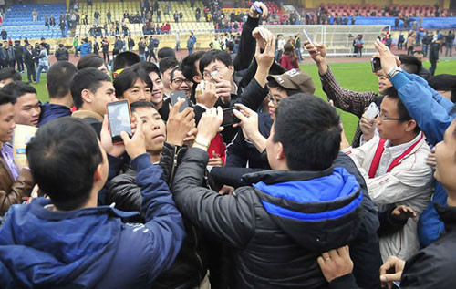 CĐV nhảy rào vào chụp ảnh cùng HLV Miura và ĐT U23: sự hâm mộ đáng trách