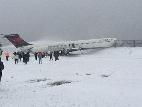 Mỹ: Máy bay chở 125 hành khách trật đường băng khi hạ cánh