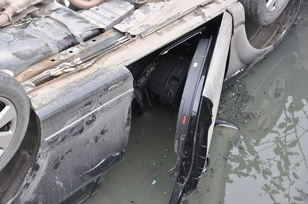 Hà Nội: Xế hộp lật nhào xuống mương nước, tài xế suýt mất mạng