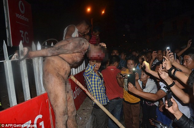 Ấn Độ: Người dân cướp tù và hành quyết hung thủ hiếp dâm giữa phố