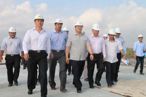 Phó Thủ tướng Hoàng Trung Hải kiểm tra công trình xây dựng cầu Cổ Chiên 