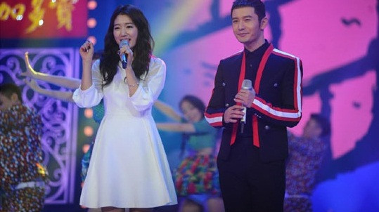 “Cô bé người gỗ” Park Shin Hye và Huỳnh Hiểu Minh song ca trên truyền hình