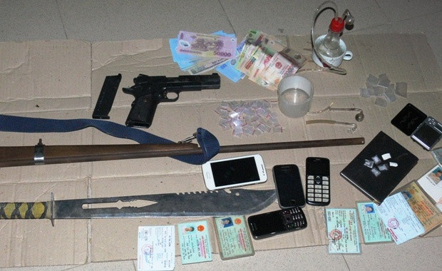 Tàng trữ súng quân dụng, phân phối ma túy cho dân nghiện