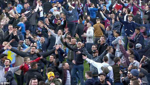 Hỗn loạn tại Villa Park ở tứ kết FA Cup: Aston Villa có thể bị FA “sờ gáy”