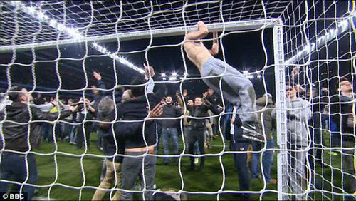 Hỗn loạn tại Villa Park ở tứ kết FA Cup: Aston Villa có thể bị FA “sờ gáy”