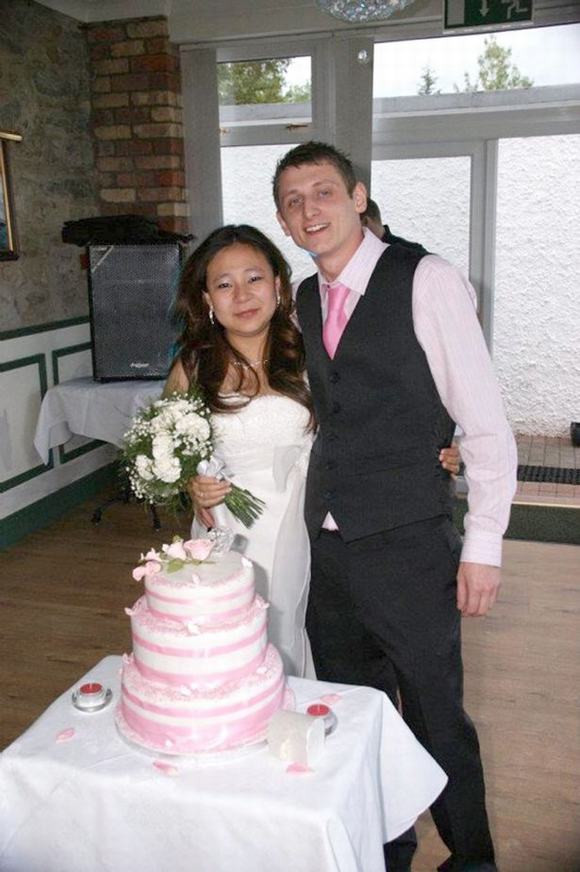 Đám cưới vui vẻ bị phá vỡ vì cảnh sát nhầm là hôn nhân giả