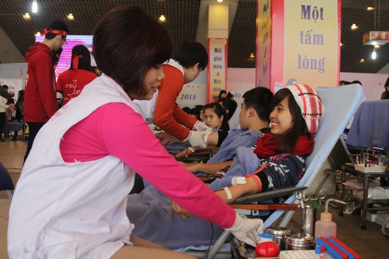 Hàng ngàn người tham gia hiến máu tại Lễ hội Xuân Hồng 2015