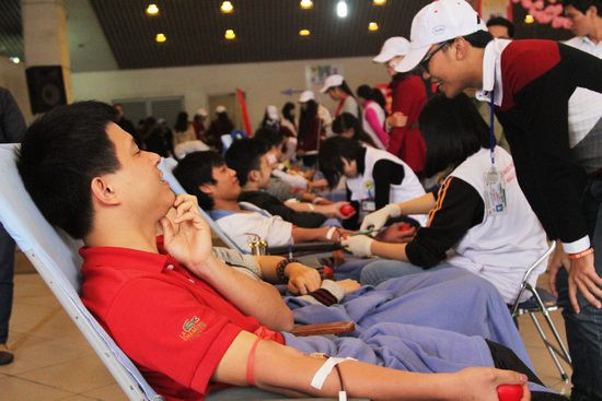 Hàng ngàn người tham gia hiến máu tại Lễ hội Xuân Hồng 2015