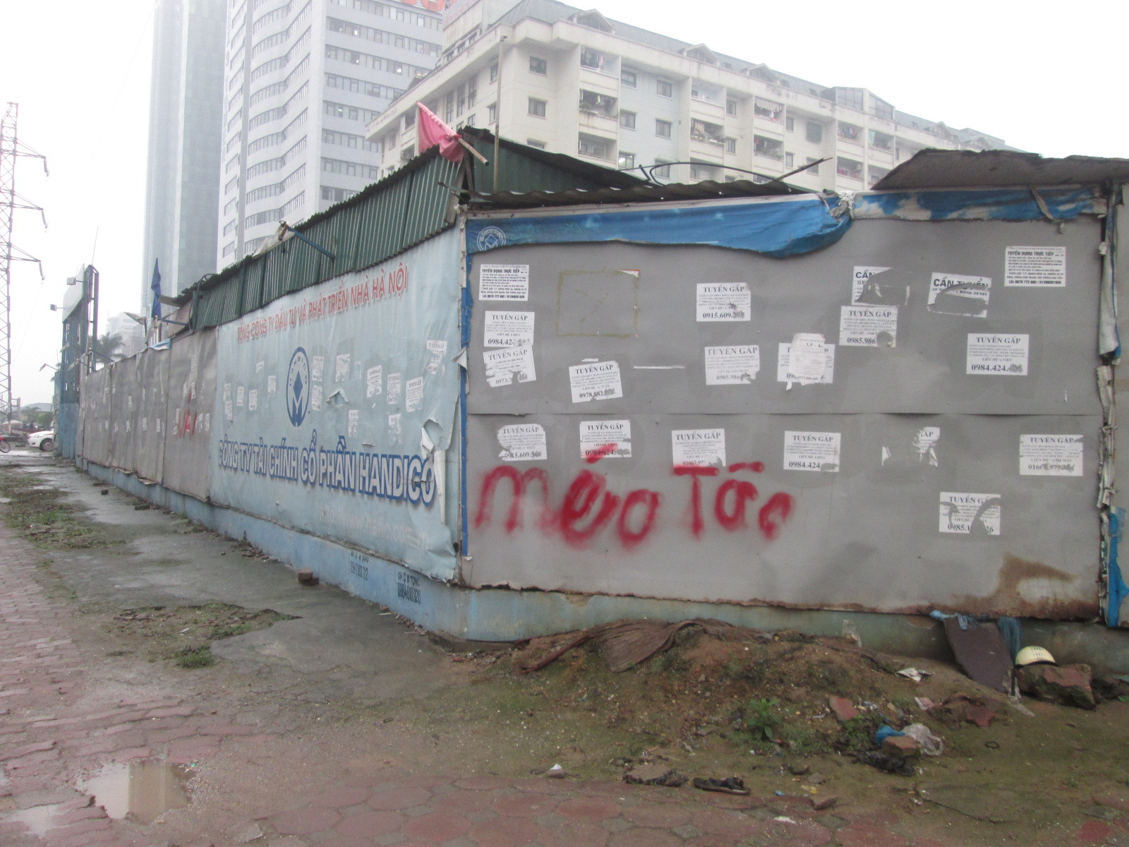 Hà Nội: Nhếch nhác dán, vẽ quảng cáo, rao vặt trên các tuyến phố 