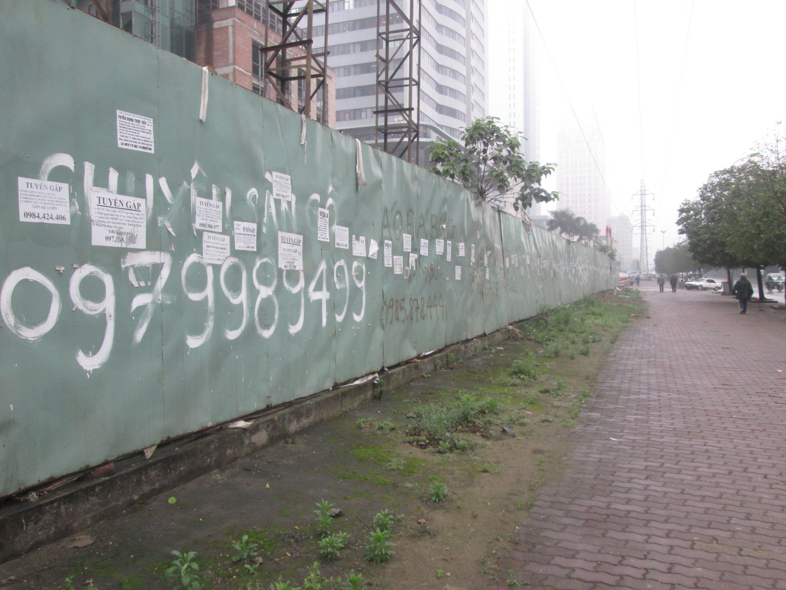 Hà Nội: Nhếch nhác dán, vẽ quảng cáo, rao vặt trên các tuyến phố 